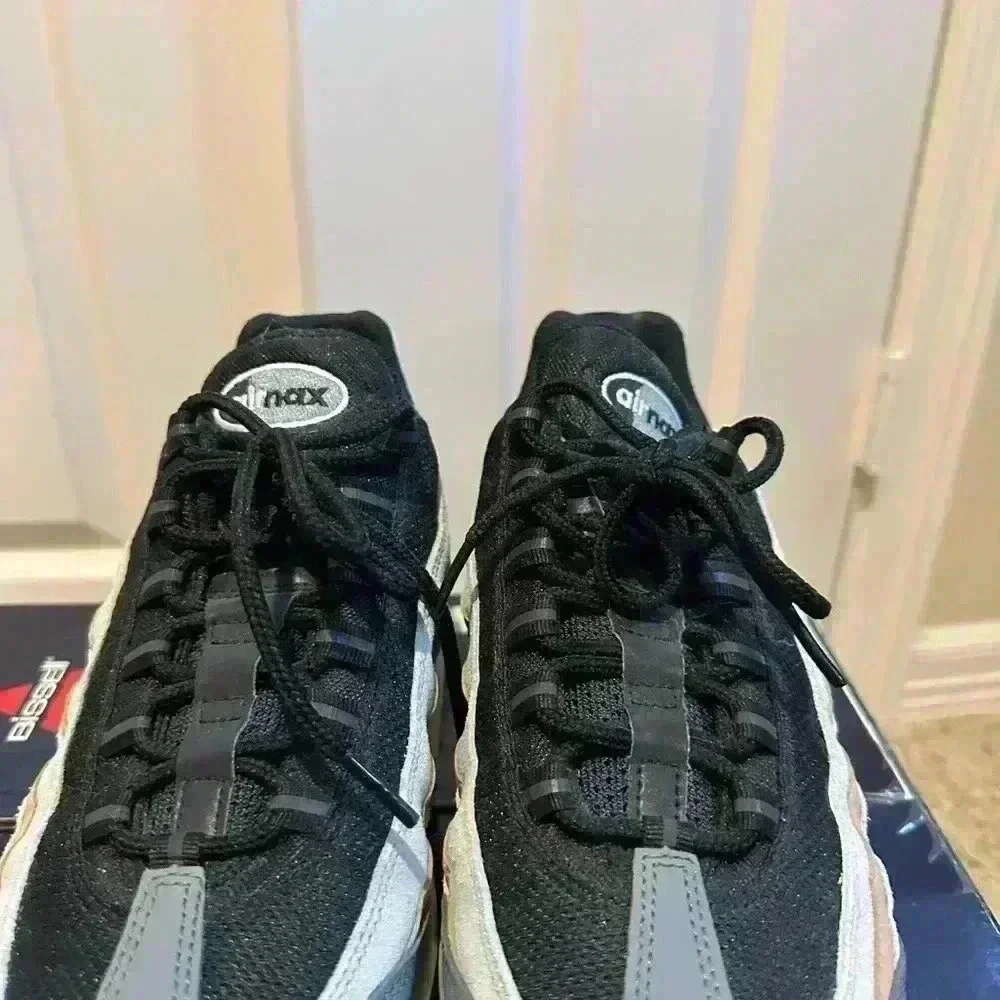 Nike Air Max Men’s 9. Like new condition